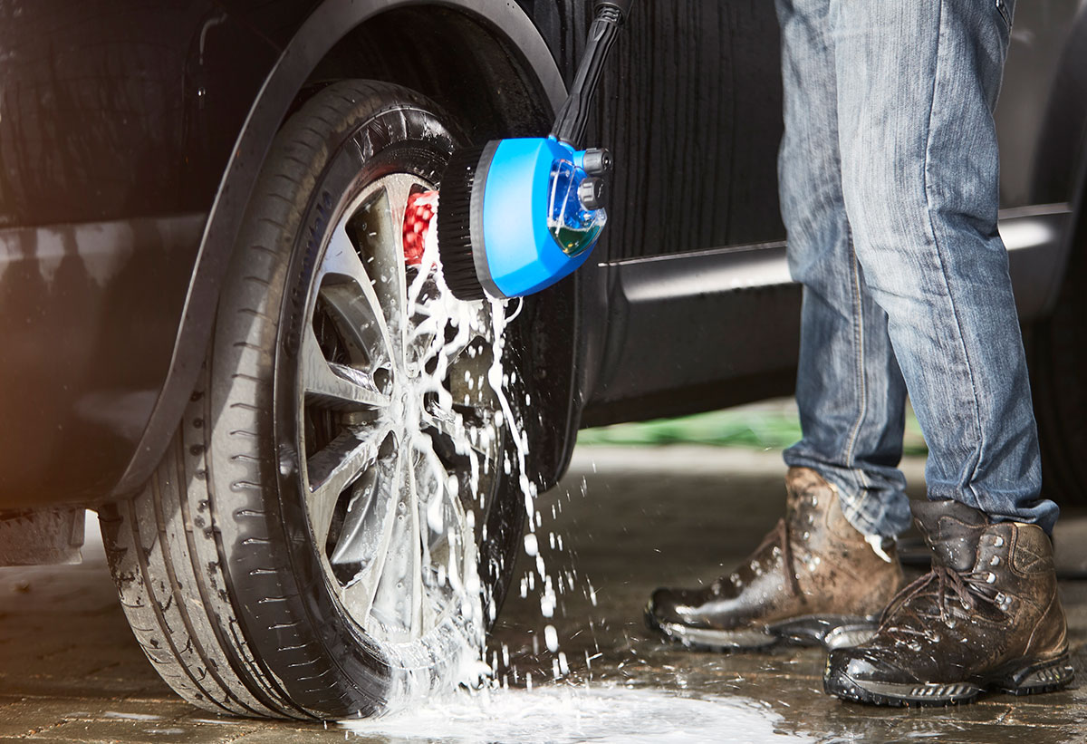 Απεικονίζεται ο καθαρισμός του αυτοκινήτου με το καθαριστικό Car Combi